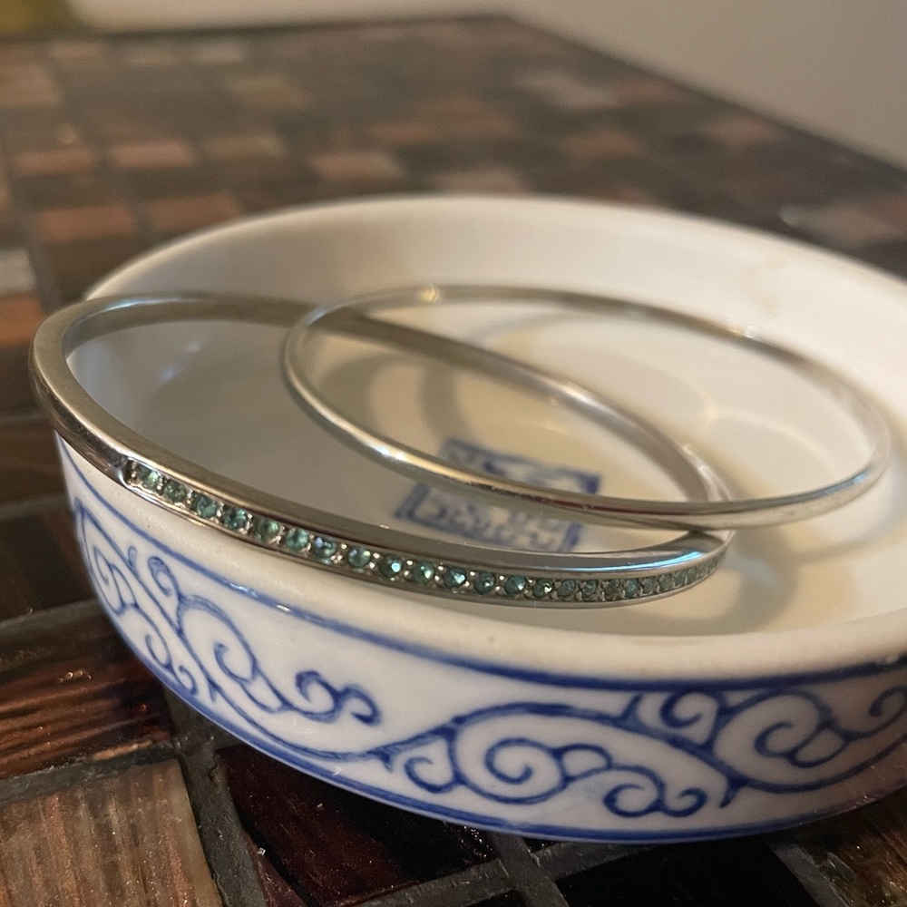 Set of silver bangles. One solid, second with turquoise. Oval shaped. - Picture 8 of 9